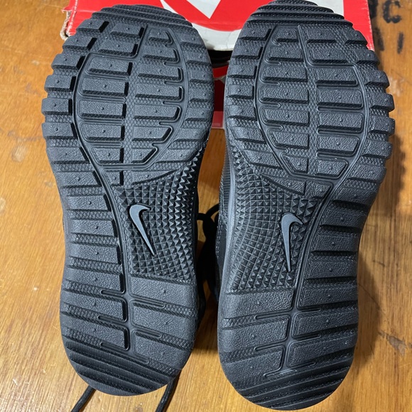 Brand new in box kids Nike Dual Fusion Hills Mid boot. Water resistant. - Picture 3 of 5